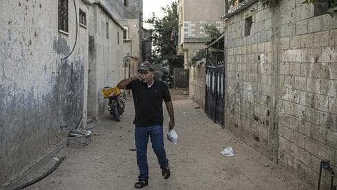 Ibrahim Slaieh bebe su café antes de cruzar a Israel para ir a trabajar por tres semanas, cuando tendrá una semana de descanso en su casa palestina. (AP) El trabajador palestino Ibrahim Slaieh