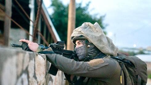 Un soldado israelí hace guardia durante una redada en Cisjordania para detener a sospechosos de terrorismo. (Unidad de Portavoces de las FDI) Un soldado israelí hace guardia durante una redada en Cisjordania para detener a sospechosos de terrorismo.
