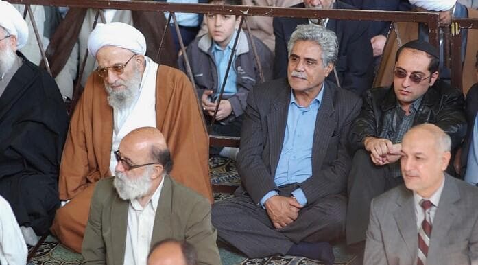 Haroun Yashayaei, el ex jefe de la comunidad judía de Irán, que se muestra en el centro, asiste a una oración musulmana del viernes para mostrar solidaridad con los palestinos. (Hassan Sarbakhsian) Haroun Yashayaei, el ex jefe de la comunidad judía de Irán, que se muestra en el centro, asiste a una oración musulmana del viernes para mostrar solidaridad con los palestinos.
