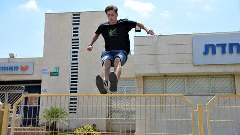 Alex Lineikin practicando parkour