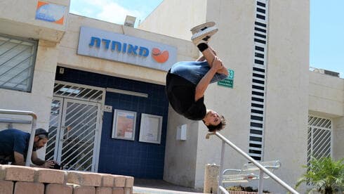 Alex Lineikin practicando parkour. 