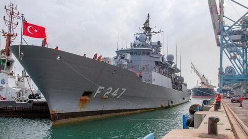 Destructor turco F-247 TCG Kemalreis. 