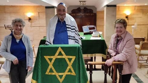 El rabino Nissan Ben Avraham con otros conversos en Mallorca