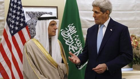 El exsecretario de Estado de EE. UU., John Kerry, se reúne con funcionarios de Arabia Saudita en la víspera de la firma del acuerdo nuclear con Irán en 2015 (AFP) El exsecretario de Estado de EE. UU., John Kerry, se reúne con funcionarios de Arabia Saudita en la víspera de la firma del acuerdo nuclear con Irán en 2015