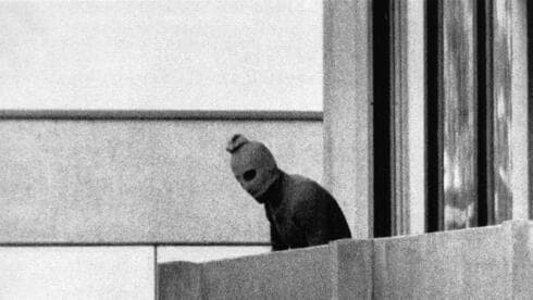 Un terrorista palestino durante el ataque a atletas israelíes en los Juegos Olímpicos de Munich en 1972 (AP) Un terrorista palestino durante el ataque a atletas israelíes en los Juegos Olímpicos de Munich en 1972