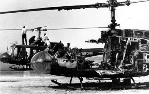 Helicóptero alemán incendiado en la base aérea de Fürstenfeldbruck, tras un intento fallido de liberar a los rehenes israelíes. (AFP) Helicóptero alemán incendiado en la base aérea de Fürstenfeldbruck, tras un intento fallido de liberar a los rehenes israelíes.
