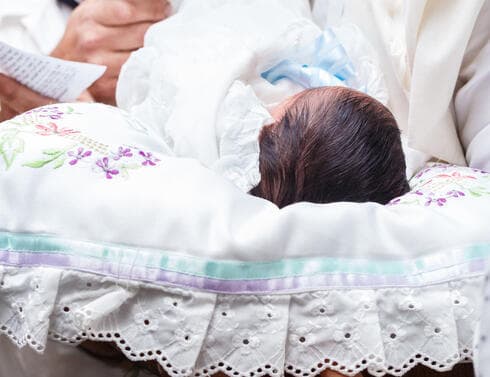 El bebé es un recién nacido de 8 días. 
