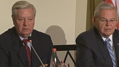 Lindsey Graham y Bob Menéndez en la conferencia de prensa en el Hotel Rey David en Jerusalén, 5 de septiembre de 2022. (The Media Line) Sens. Lindsey Graham (R-SC) y Bob Menéndez (D-NJ) en la conferencia de prensa en el Hotel Rey David en Jerusalén, 5 de septiembre de 2022.