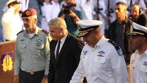 El jefe de las FDI Aviv Kochavi (izquierda) con Yair Lapid y el jefe de la Marina israelí. (Elad Gershgoren) El jefe de las FDI Aviv Kochavi (izquierda) con Yair Lapid y el jefe de la Marina israelí.