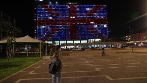 El edificio municipal de Tel Aviv, con los colores de la bandera británica en señal de duelo. (Motti Kimchi) El edificio municipal de Tel Aviv, con los colores de la bandera británica en señal de duelo.