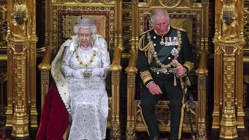 La reina Isabel II, con el príncipe Carlos