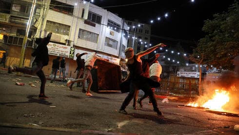 Palestinos atacan a fuerzas israelíes en Hebron. 