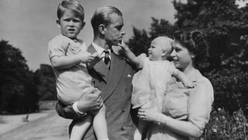 La entonces princesa Isabel junto a su esposo, el príncipe Felipe, y sus hijos, el príncipe Carlos y la princesa Ana, en Clarence House, agosto de 1951 (Foto: AP) La entonces princesa Isabel junto a su esposo, el príncipe Felipe, y sus hijos, el príncipe Carlos y la princesa Ana, en Clarence House, agosto de 1951