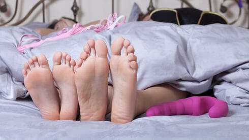 Ilustración de una pareja en la cama