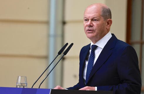 Olaf Scholz habla en un acto conmemorativo con motivo de los "70 años del Acuerdo de Luxemburgo" en Berlín. 