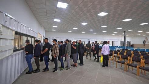 Trabajadores palestinos esperan para cruzar a Israel. 