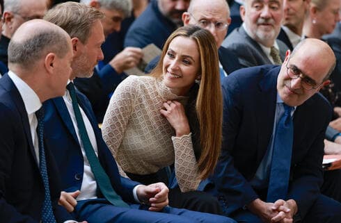 El canciller alemán Olaf Scholz, el ministro de Finanzas Christian Lindner y Meirav Cohen asisten al evento que marca "70 años del Acuerdo de Luxemburgo" en Berlín. 