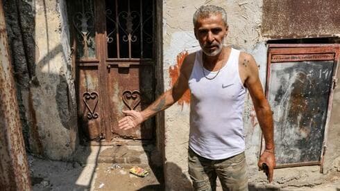 Najib al-Khatib, de 52 años, indica un lugar que estaba cargado de cadáveres después de la masacre de Sabra y Shatila hace 40 años. (AFP) Najib al-Khatib, de 52 años, indica un lugar que estaba cargado de cadáveres después de la masacre de Sabra y Shatila hace 40 años.