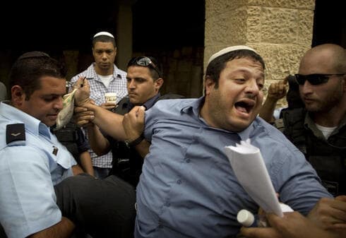 Itamar Ben Gvir en 2010 detenido por la policía después de gritar consignas al jefe de gabinete de la Casa Blanca, Rahm Emanuel, durante su visita a Jerusalén (Foto: AP) Itamar Ben Gvir en 2010 detenido por la policía después de gritar consignas al jefe de gabinete de la Casa Blanca, Rahm Emanuel, durante su visita a Jerusalén