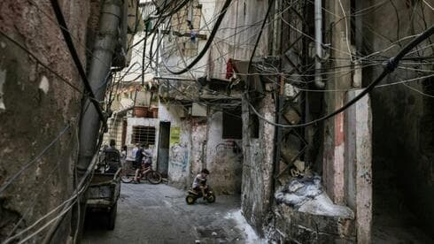 Un niño refugiado palestino monta su triciclo a lo largo de un callejón en el campamento de Shatila para refugiados palestinos en los suburbios del sur de la capital del Líbano, Beirut. (AFP) Un niño refugiado palestino monta su triciclo a lo largo de un callejón en el campamento de Shatila para refugiados palestinos en los suburbios del sur de la capital del Líbano, Beirut.