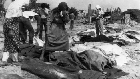 En esta foto de archivo tomada el 21 de septiembre de 1982, mujeres buscan a sus familiares entre los cadáveres. (AFP) En esta foto de archivo tomada el 21 de septiembre de 1982, mujeres buscan a sus familiares entre los cadáveres.