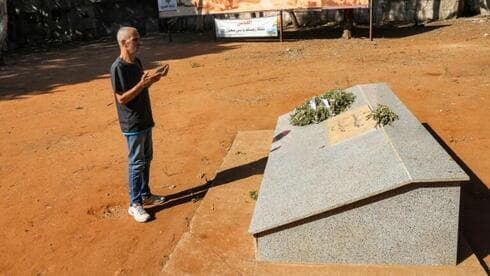 Amer Okkar, un ex militante palestino, recita una oración en la fosa común de Sabra. (AFP) Amer Okkar, un ex militante palestino, recita una oración en la fosa común de Sabra.