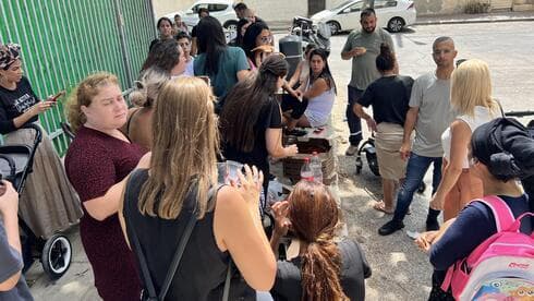 Padres fuera del jardín de infancia en Holon bloqueando la entrada de cuidadoras árabes (Foto: Nadav Aves) Padres fuera del jardín de infancia en Holon bloqueando la entrada de cuidadoras árabes