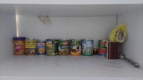 Despensa vacía con alimentos enlatados, una foto típica de las familias israelíes que pasan inseguridad alimentaria. (Ynet) Despensa vacía con alimentos enlatados, una foto típica de las familias israelíes que pasan inseguridad alimentaria.