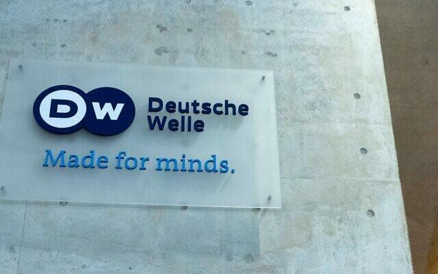 El logotipo de Deutsche Welle se ve en el vestíbulo de la sede de la emisora alemana en Berlín, el 2 de marzo de 2022 (Foto: Carsten Koall/picture alliance vía Getty Images vía JTA) El logotipo de Deutsche Welle se ve en el vestíbulo de la sede de la emisora alemana en Berlín, el 2 de marzo de 2022