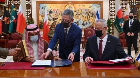 El ministro de Defensa, Benny Gantz, firma un acuerdo de cooperación de defensa con su homólogo bahreiní Abdulla bin Hasan Al Nuaimi, en Manama, en febrero de 2022. (Ministerio de Defensa) El ministro de Defensa, Benny Gantz, firma un acuerdo de cooperación de defensa con su homólogo bahreiní Abdulla bin Hasan Al Nuaimi, en Manama, en febrero de 2022.