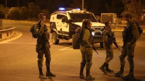 Tropas de las FDI cerca del asentamiento de Carmel en Cisjordania después de un ataque con disparos. (TPS) Tropas de las FDI cerca del asentamiento de Carmel en Cisjordania después de un ataque con disparos.