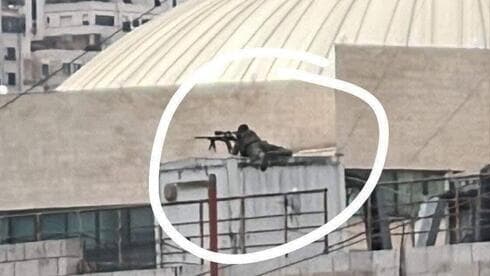 Un francotirador de la Autoridad Palestina posicionado en un tejado en Nablus durante los enfrentamientos. (Ynet) Un francotirador de la Autoridad Palestina posicionado en un tejado en Nablus durante los enfrentamientos.
