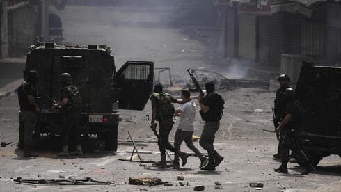 Las fuerzas de seguridad palestinas detienen a un hombre durante los disturbios del martes en Nablus. (Reuters) Las fuerzas de seguridad palestinas detienen a un hombre durante los disturbios del martes en Nablus.