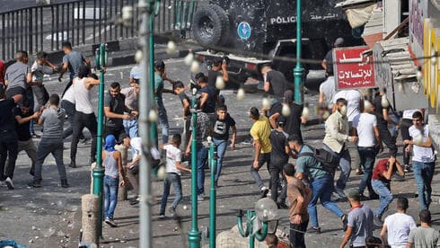 Palestinos se enfrentan a las fuerzas de seguridad de la AP en Nablus el martes. (AFP) Palestinos se enfrentan a las fuerzas de seguridad de la AP en Nablus el martes.