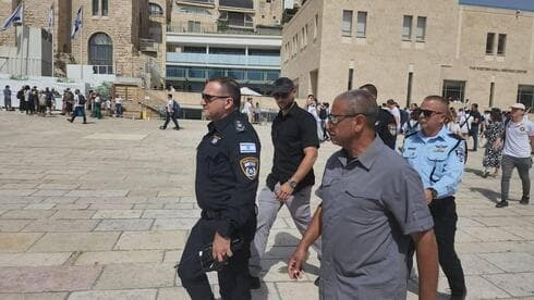El comisario de policía Kobi Shabtai recorre los lugares sagrados de Jerusalem.
