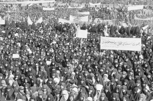 Decenas de miles de mujeres iraníes se reúnen en el norte de Teherán en 1979 en una contramanifestación convocada para apoyar el deseo del ayatolá Jomeini de que las mujeres usen el tradicional "chador" y se adhieran plenamente a las leyes islámicas. (AP) Decenas de miles de mujeres iraníes se reúnen en el norte de Teherán en 1979 en una contramanifestación convocada para apoyar el deseo del ayatolá Jomeini de que las mujeres usen el tradicional "chador" y se adhieran plenamente a las leyes islámicas.