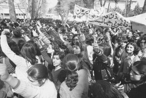 En esta foto de marzo de 1979, mujeres iraníes reclaman igualdad de derechos con respecto a la vestimenta. (AP) En esta foto de marzo de 1979, mujeres iraníes reclaman igualdad de derechos con respecto a la vestimenta.