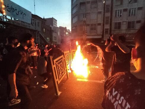 Fuego y bloqueo de calles durante las últimas protestas en Irán. 