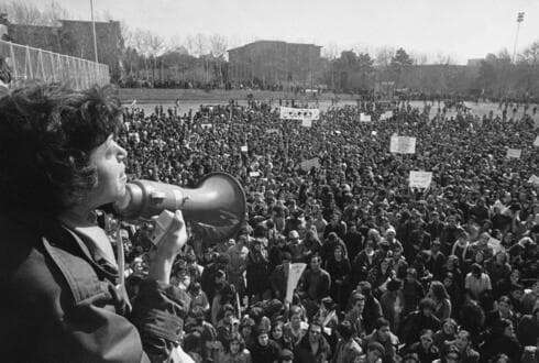 Otra foto de la enorme movilización de marzo de 1979 contra la medida de la República Islámica de que las mujeres se cubran en público. (AP) Otra foto de la enorme movilización de marzo de 1979 contra la medida de la República Islámica de que las mujeres se cubran en público.