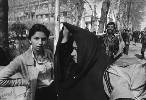 Mujeres iraníes vestidas de estilo religioso y occidental se manifiestan por la igualdad de derechos en Teherán, 12 de marzo de 1979. (AP) Mujeres iraníes vestidas de estilo religioso y occidental se manifiestan por la igualdad de derechos en Teherán, 12 de marzo de 1979.