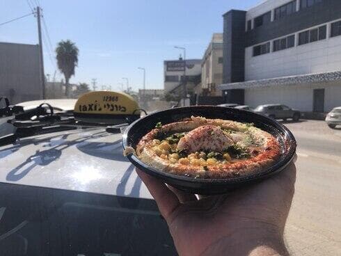 Un plato de hummus