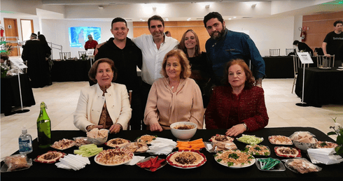 Un equipo de tres brasileñas árabes cristianas, sentadas al frente, ganó el primer lugar en el Campeonato Abrahamic Hummus inaugural en Sao Paulo, Brasil, el 21 de septiembre de 2022 (Foto: Cortesía de Hebraica Sao Paulo) Un equipo de tres brasileñas árabes cristianas, sentadas al frente, ganó el primer lugar en el Campeonato Abrahamic Hummus inaugural en Sao Paulo, Brasil, el 21 de septiembre de 2022