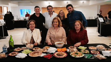 Un equipo de tres brasileñas árabes cristianas, sentadas al frente, ganó el primer lugar en el Campeonato Abrahamic Hummus inaugural en Sao Paulo, Brasil, el 21 de septiembre de 2022 