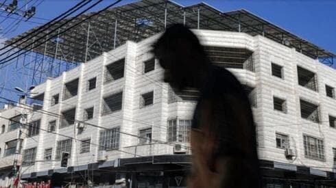 Paneles solares sobre una panadería en Gaza. 