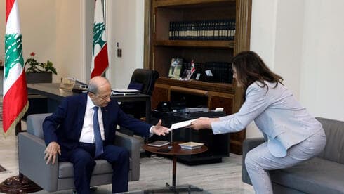 El presidente libanés, Michel Aoun, recibe el borrador del acuerdo fronterizo marítimo de la embajadora de EE. UU. en Beirut. 