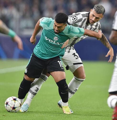 El israelí Mohammed Abu Fani protege la pelota ante el argentino Leandro Paredes. (EPA) Maccabi Haifa Juventus Paredes