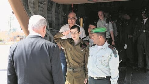 Gilad Shalit llega a Israel en 2011 tras el intercambio de prisioneros y es recibido por Benjamin Netanyahu. (Foto: GPO) Gilad Shalit llega a Israel tras el intercambio de prisioneros y es recibido por Benjamin Netanyahu
