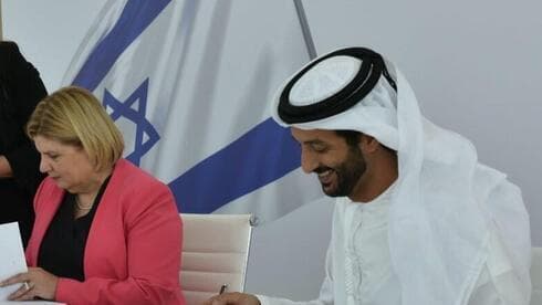 Archivo. La ex ministra de Economía e Industria, Orna Barbivai, y el ministro de Economía de los Emiratos Árabes Unidos, Abdulla bin Touq Al-Marri, firman un acuerdo de libre comercio entre EAU e Israel. 