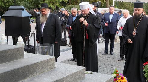 El rabino Moshe Reuven Azman en una oración interreligiosa en Kyiv (Foto: Gettyimages) El rabino Moshe Reuven Azman en una oración interreligiosa en Kyiv