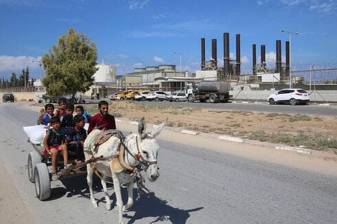 En la foto, la única central eléctrica de Gaza. 